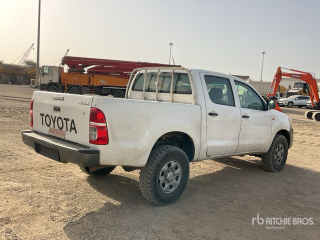 2014 Toyota Hilux 4x4 Crew Cab Pickup - Pick-up: photos 3 2014 Toyota Hilux 4x4 Crew Cab Pickup - Pick-up: photos 3