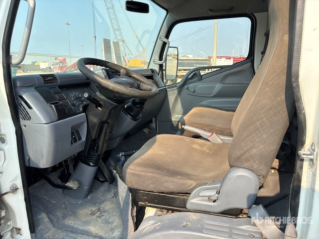 2017 Mitsubishi Canter 4x2 Crew Cab Flatbed Truck - Camion plateau: photos 4 2017 Mitsubishi Canter 4x2 Crew Cab Flatbed Truck - Camion plateau: photos 4