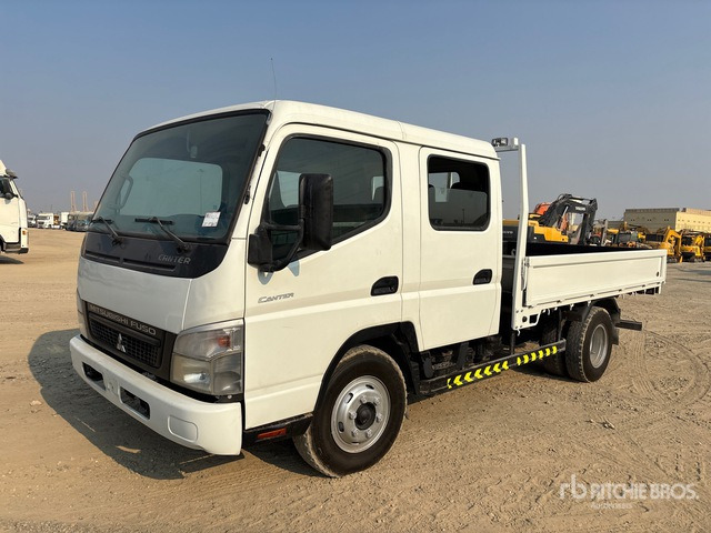 2017 Mitsubishi Canter 4x2 Crew Cab Flatbed Truck - Camion plateau: photos 1 2017 Mitsubishi Canter 4x2 Crew Cab Flatbed Truck - Camion plateau: photos 1