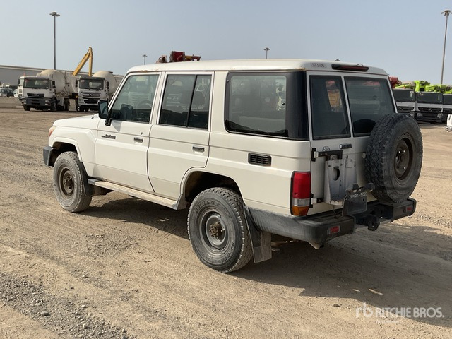 2018 Toyota Land Cruiser 76L 4x4 SUV - SUV: photos 4 2018 Toyota Land Cruiser 76L 4x4 SUV - SUV: photos 4
