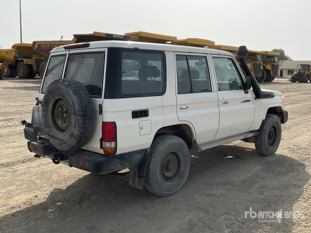 2018 Toyota Land Cruiser 76L 4x4 SUV - SUV: photos 3 2018 Toyota Land Cruiser 76L 4x4 SUV - SUV: photos 3