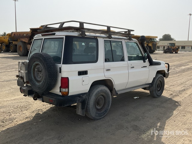 2018 Toyota Land Cruiser 76L 4x4 SUV - SUV: photos 4 2018 Toyota Land Cruiser 76L 4x4 SUV - SUV: photos 4
