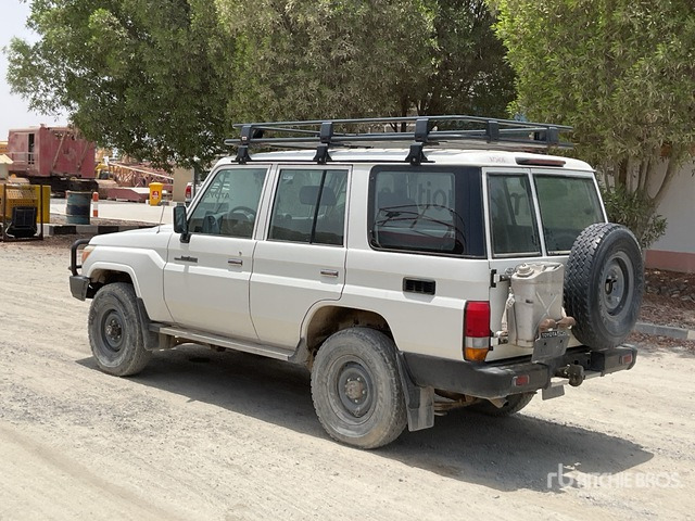 2018 Toyota Land Cruiser 76L 4x4 SUV - SUV: photos 3 2018 Toyota Land Cruiser 76L 4x4 SUV - SUV: photos 3