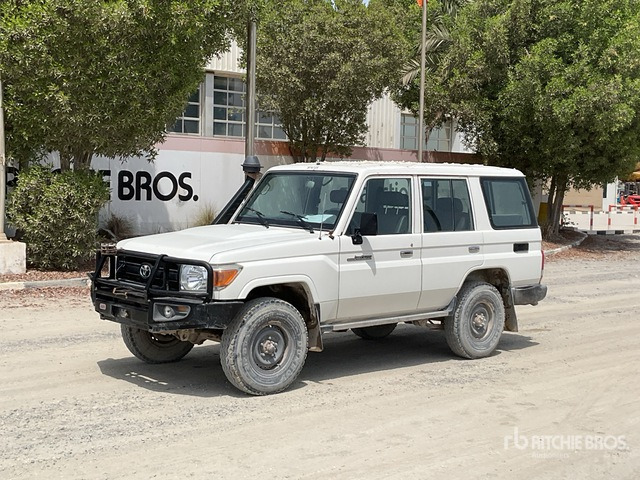 2019 Toyota Land Cruiser 76L 4x4 SUV - SUV: photos 1 2019 Toyota Land Cruiser 76L 4x4 SUV - SUV: photos 1