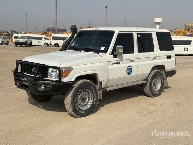 2021 Toyota Land Cruiser 76L 4x4 SUV - SUV: photos 2 2021 Toyota Land Cruiser 76L 4x4 SUV - SUV: photos 2