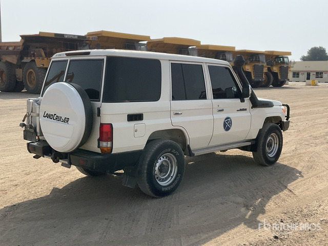 2021 Toyota Land Cruiser 76L 4x4 SUV - SUV: photos 4 2021 Toyota Land Cruiser 76L 4x4 SUV - SUV: photos 4