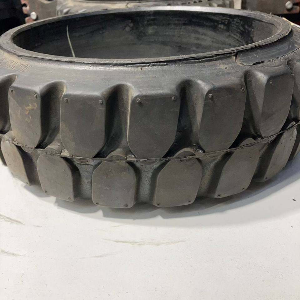 2X Magnum Solideal 15x5x11 1/4 tyres - Pneu pour Matériel de manutention: photos 2 2X Magnum Solideal 15x5x11 1/4 tyres - Pneu pour Matériel de manutention: photos 2