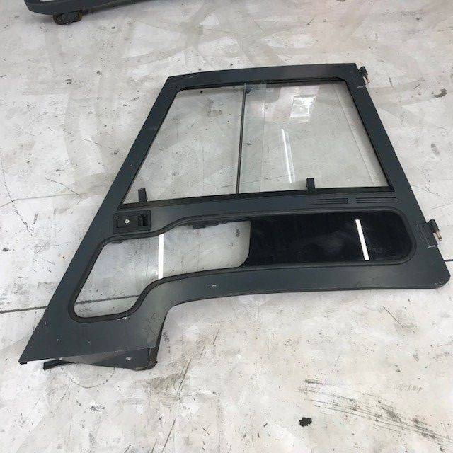 Left door for Linde series 387 - Portière et pièces pour Matériel de manutention: photos 1 Left door for Linde series 387 - Portière et pièces pour Matériel de manutention: photos 1