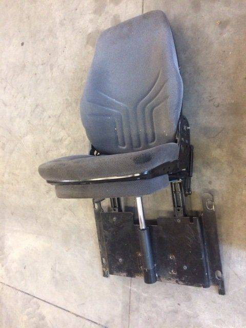 Seat for STILL M15-4, and Linde K15-4 - Siège pour Matériel de manutention: photos 1 Seat for STILL M15-4, and Linde K15-4 - Siège pour Matériel de manutention: photos 1