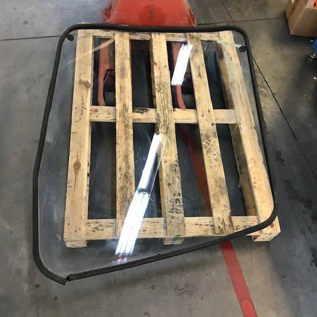 Windscreen for Linde R16X Series 116 - Fenêtre et pièces pour Matériel de manutention: photos 1 Windscreen for Linde R16X Series 116 - Fenêtre et pièces pour Matériel de manutention: photos 1