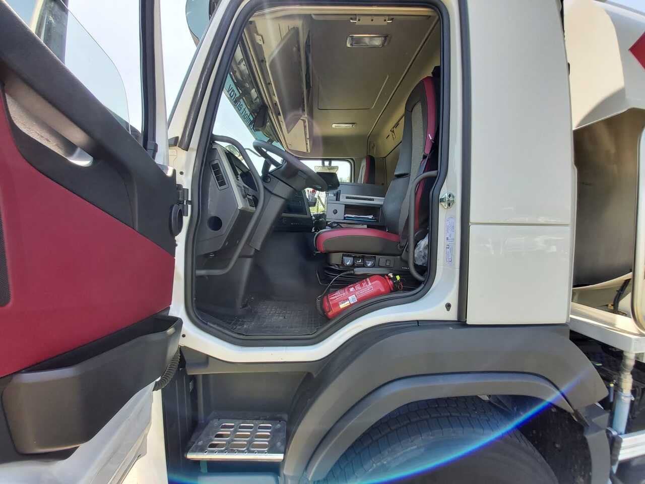 VOLVO FM - Camion citerne: photos 4 VOLVO FM - Camion citerne: photos 4