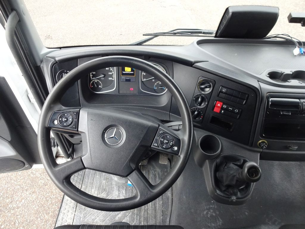 Photo d'intérieur 1: Camion fourgon Mercedes-Benz Atego 818, Koffer mit Rolltor