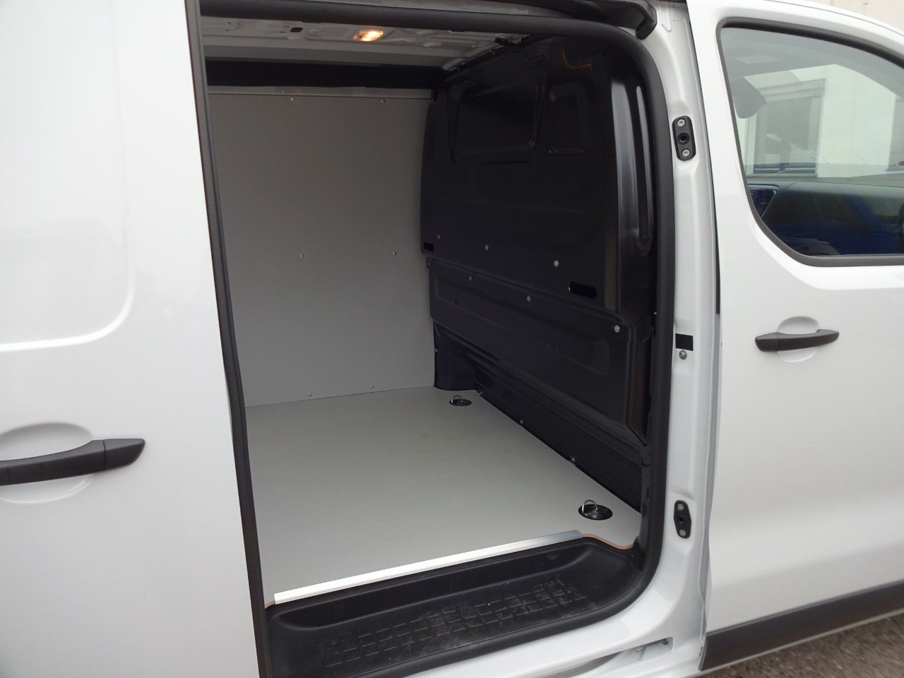Opel 50 x Vivaro Kasten L1H1, Klima, PDC, Tempomat en crédit-bail Opel 50 x Vivaro Kasten L1H1, Klima, PDC, Tempomat: photos 11