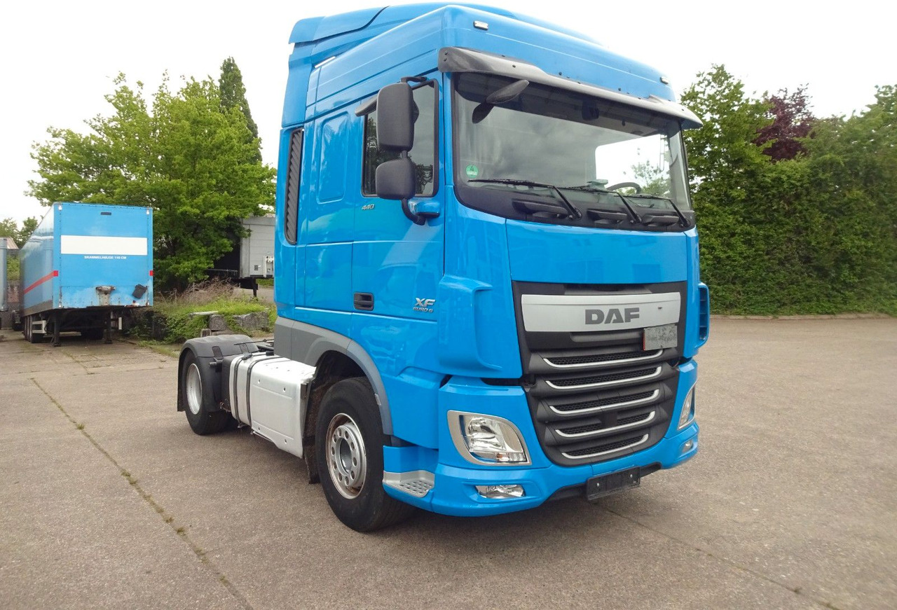 DAF XF 440, SC, Klima, 2 x Tank, Intarder, - Tracteur routier: photos 1 DAF XF 440, SC, Klima, 2 x Tank, Intarder, - Tracteur routier: photos 1