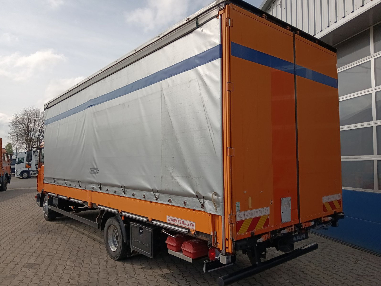 MAN TGL 12.210 4x2 KLIMA,AHK, 7,3m SCHWARZMÜLLER TÜV - Camion à rideaux coulissants: photos 3 MAN TGL 12.210 4x2 KLIMA,AHK, 7,3m SCHWARZMÜLLER TÜV - Camion à rideaux coulissants: photos 3