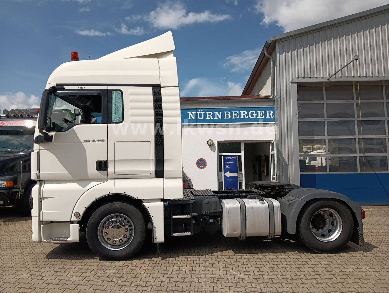 MAN TGX 18:440 FLT XLX 2xTank Klima Spoiler Kühlbox MAN TGX 18:440 FLT XLX 2xTank Klima Spoiler Kühlbox - Tracteur routier: photos 3 MAN TGX 18:440 FLT XLX 2xTank Klima Spoiler Kühlbox MAN TGX 18:440 FLT XLX 2xTank Klima Spoiler Kühlbox - Tracteur routier: photos 3