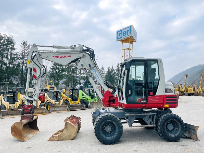 Takeuchi TB295W (3750) - Pelle sur pneus: photos 1 Takeuchi TB295W (3750) - Pelle sur pneus: photos 1