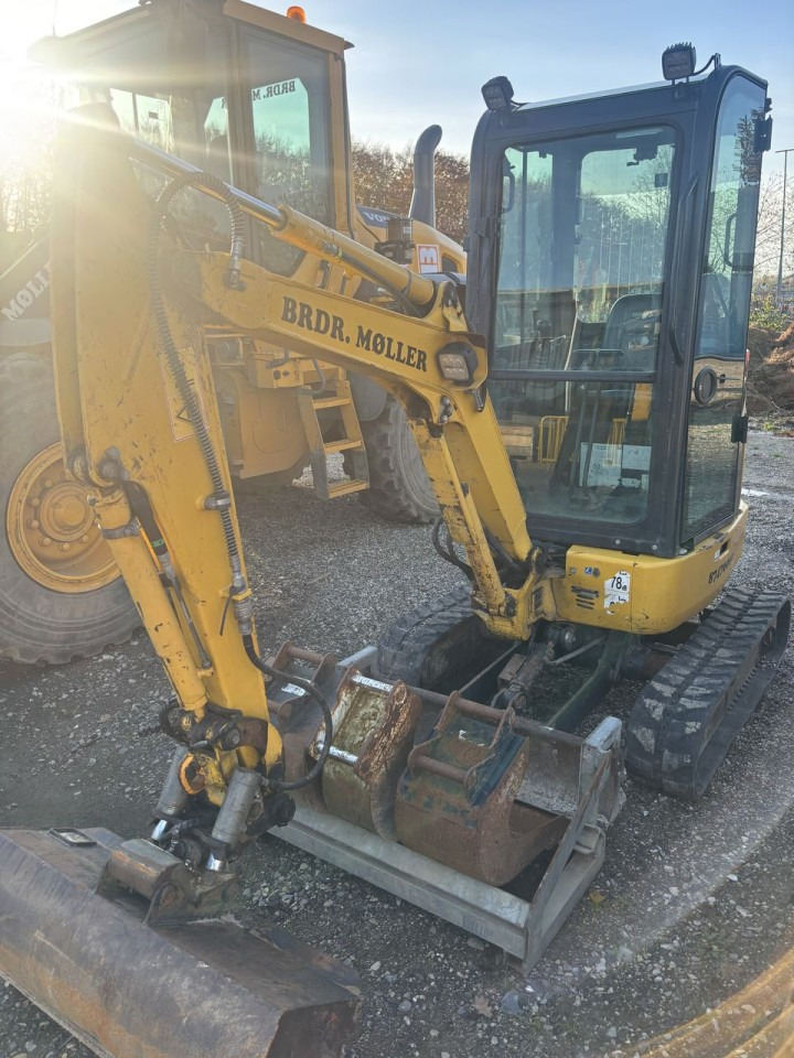 Komatsu PC16R-3HS PROP - Mini pelle: photos 1 Komatsu PC16R-3HS PROP - Mini pelle: photos 1