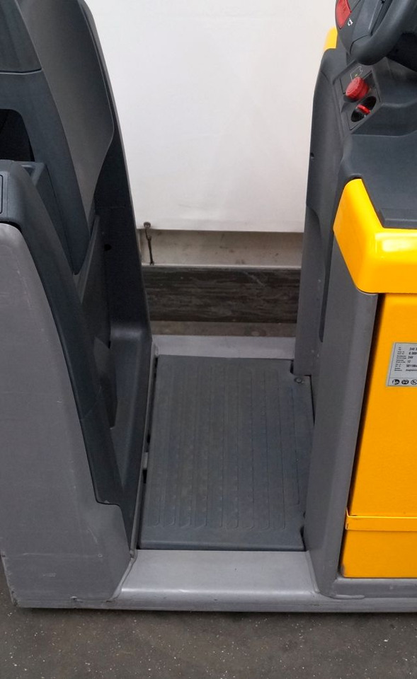 Jungheinrich ECE225 - Préparateur de commandes: photos 5 Jungheinrich ECE225 - Préparateur de commandes: photos 5