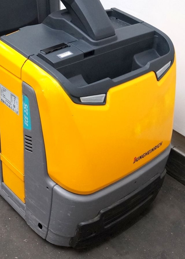 Jungheinrich ECE225 - Préparateur de commandes: photos 4 Jungheinrich ECE225 - Préparateur de commandes: photos 4