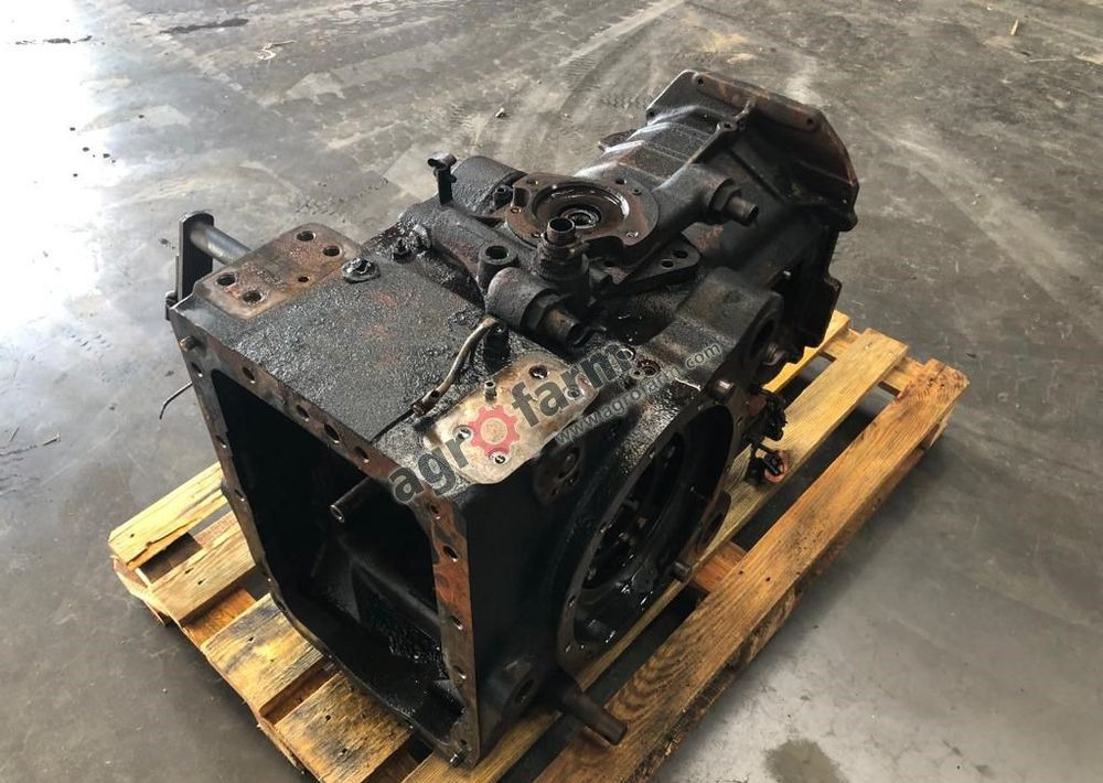 TYLNY MOST JOHN DEERE 6400 L115878 - Transmission: photos 3 TYLNY MOST JOHN DEERE 6400 L115878 - Transmission: photos 3