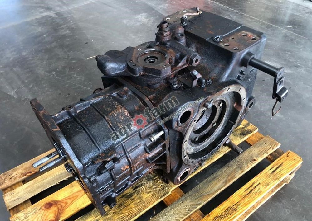 TYLNY MOST JOHN DEERE 6400 L115878 - Transmission: photos 1 TYLNY MOST JOHN DEERE 6400 L115878 - Transmission: photos 1