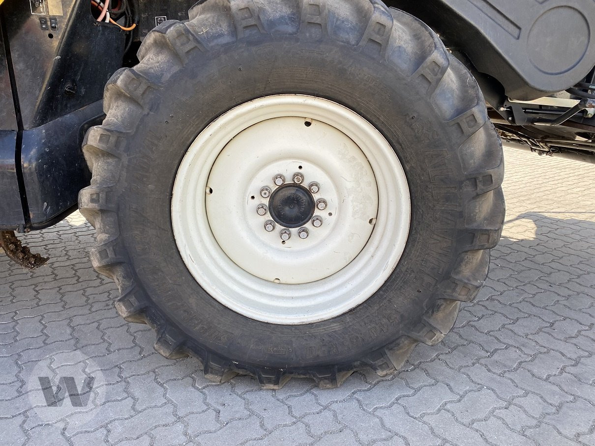 New Holland CR 9090 - Moissonneuse-batteuse: photos 5 New Holland CR 9090 - Moissonneuse-batteuse: photos 5