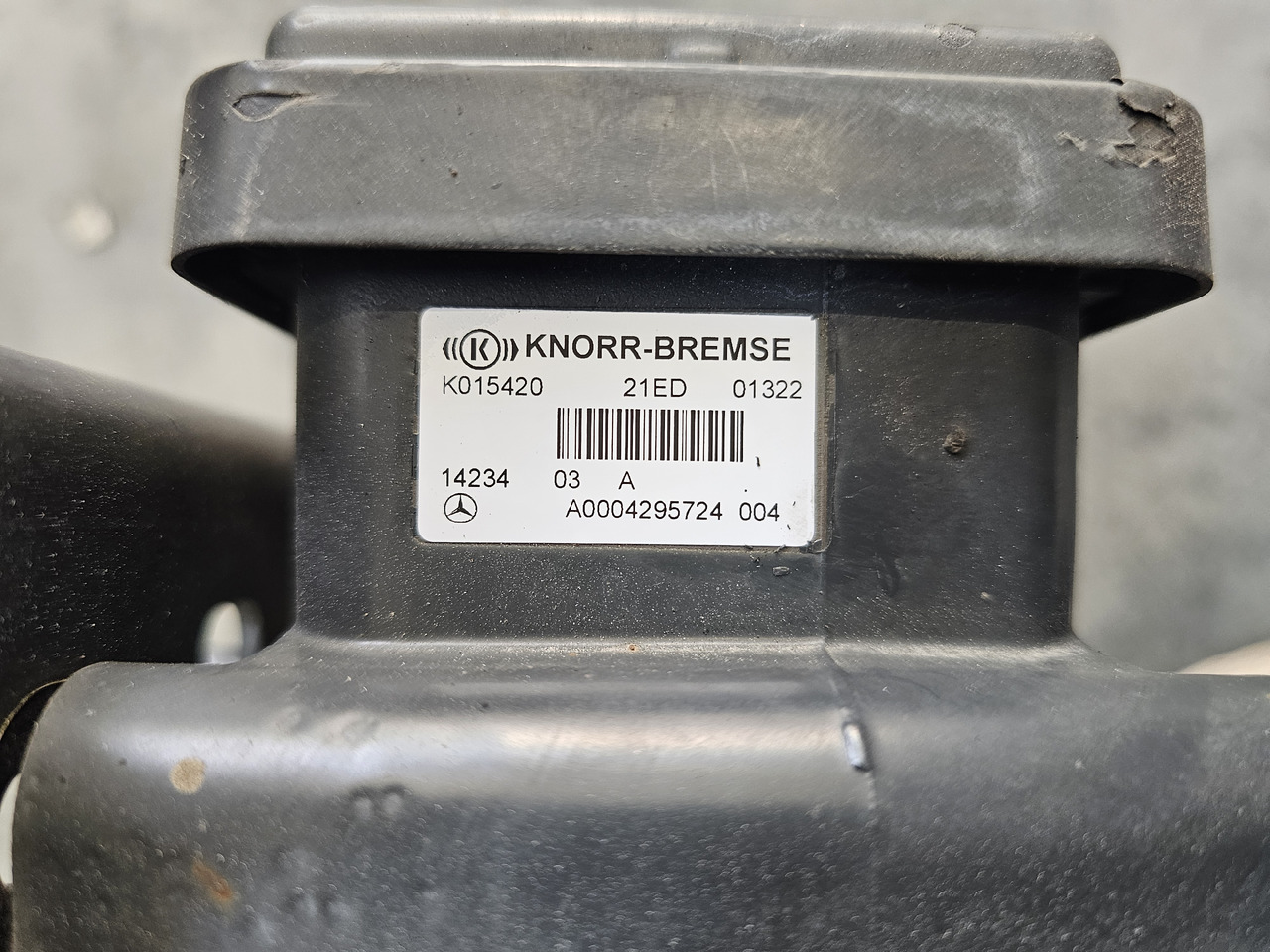 MERCEDES-BENZ ACTROS MP4 / FRONT EBS VALVE / K015420 / A0004295724 - Valve de frein: photos 2 MERCEDES-BENZ ACTROS MP4 / FRONT EBS VALVE / K015420 / A0004295724 - Valve de frein: photos 2