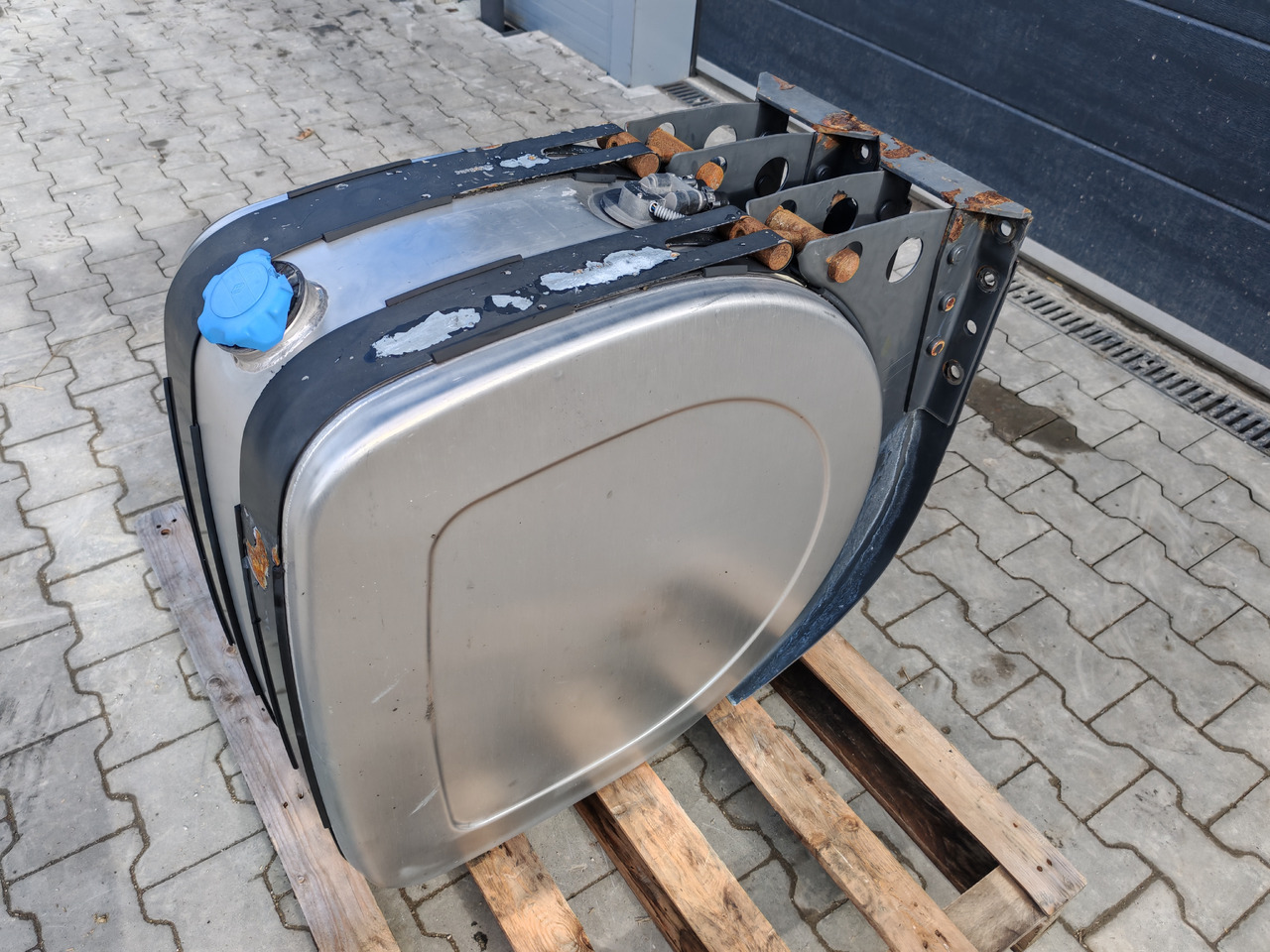 VOLVO RENAULT / COMPLETE ADBLUE TANK / 21065425 - AdBlue réservoir: photos 4 VOLVO RENAULT / COMPLETE ADBLUE TANK / 21065425 - AdBlue réservoir: photos 4