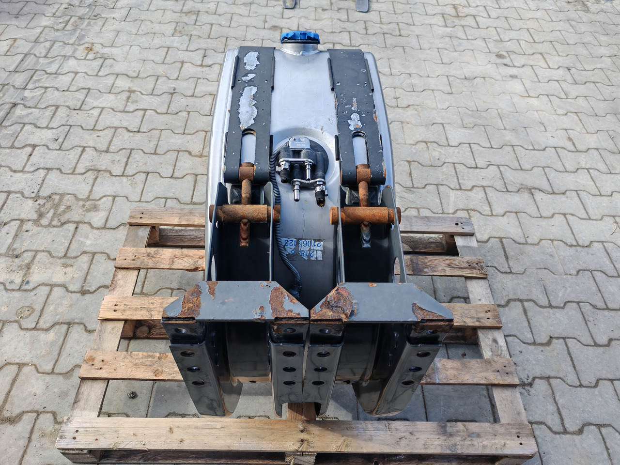 VOLVO RENAULT / COMPLETE ADBLUE TANK / 21065425 - AdBlue réservoir: photos 5 VOLVO RENAULT / COMPLETE ADBLUE TANK / 21065425 - AdBlue réservoir: photos 5