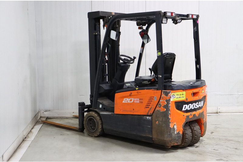 Doosan B20T-7 - Chariot élévateur électrique: photos 5 Doosan B20T-7 - Chariot élévateur électrique: photos 5