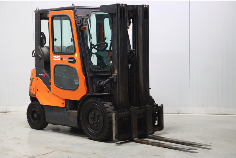 Doosan G25E-5 - Chariot élévateur à gaz: photos 1 Doosan G25E-5 - Chariot élévateur à gaz: photos 1