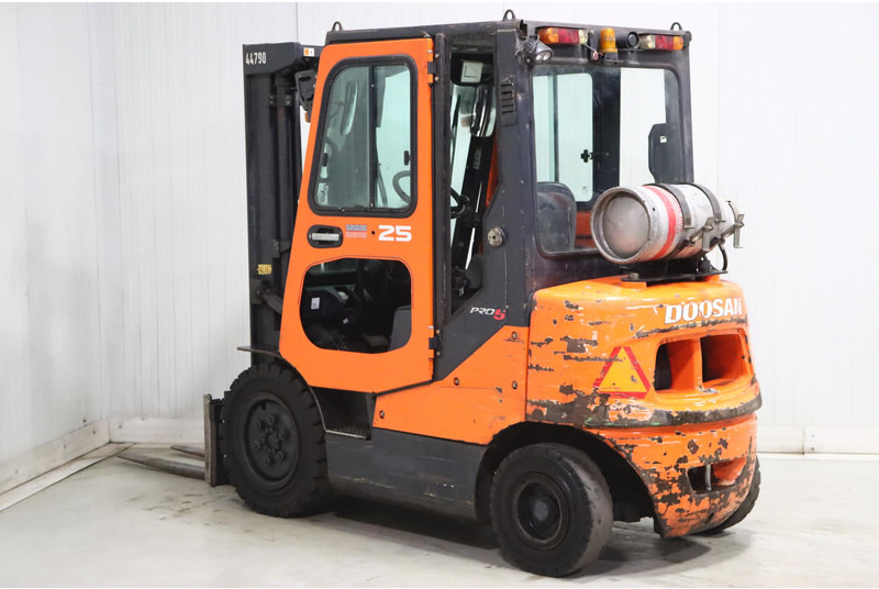 Doosan G25E-5 - Chariot élévateur à gaz: photos 4 Doosan G25E-5 - Chariot élévateur à gaz: photos 4