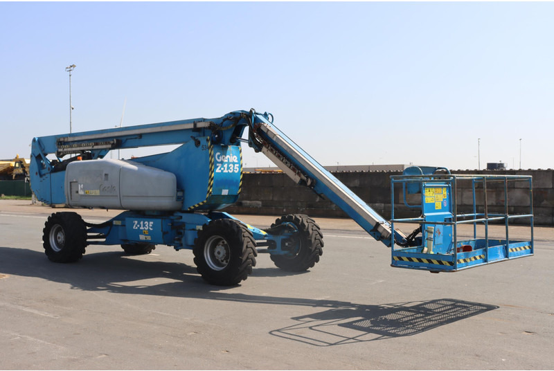 Genie Z135 - Nacelle articulée: photos 1 Genie Z135 - Nacelle articulée: photos 1