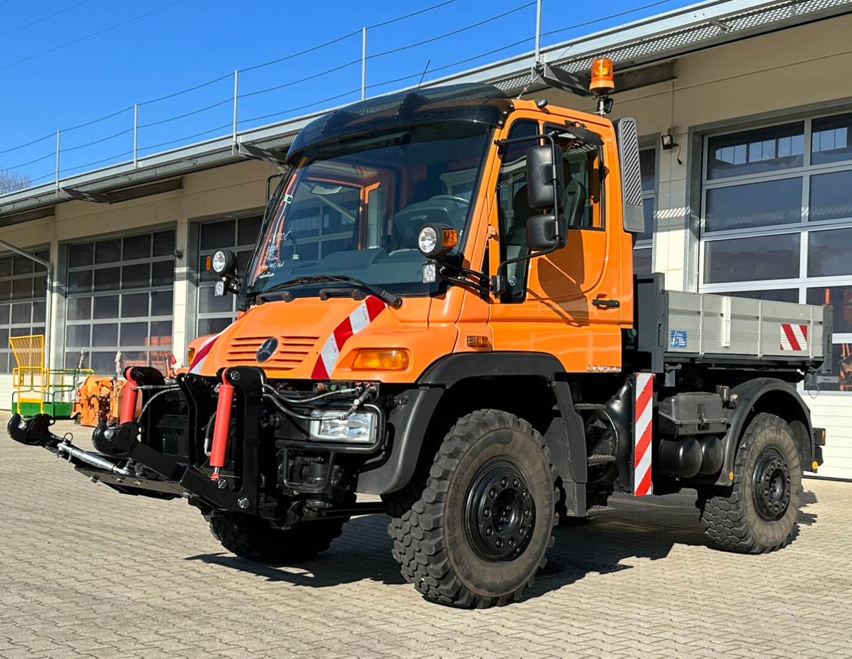 Unimog 400 - U400 405 02734 mit Heckkraftheber Mer - Camion benne: photos 1 Unimog 400 - U400 405 02734 mit Heckkraftheber Mer - Camion benne: photos 1