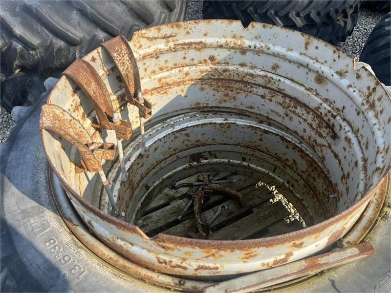 Kleber 13,6R38 Sølv med ring og 6 låse - Pneu pour Machine agricole: photos 2 Kleber 13,6R38 Sølv med ring og 6 låse - Pneu pour Machine agricole: photos 2