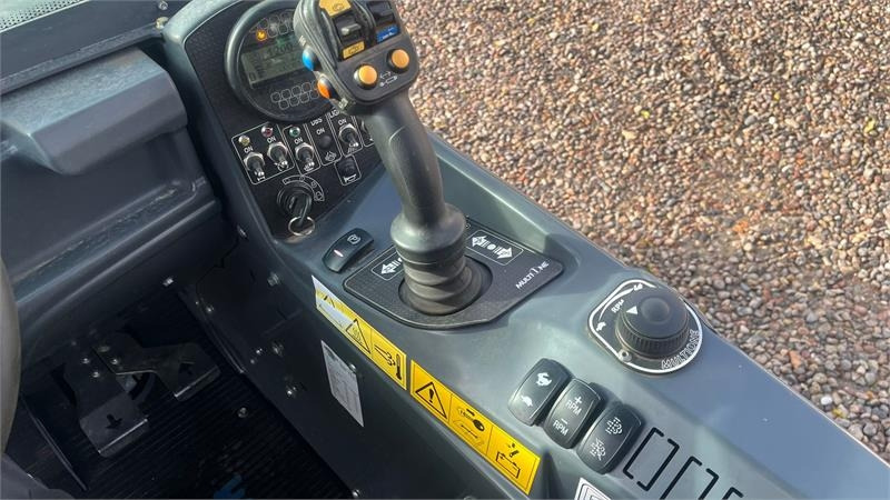 Multione 11.6 k Med pallegafler og multiskovl - Chargeuse sur pneus télescopique: photos 5 Multione 11.6 k Med pallegafler og multiskovl - Chargeuse sur pneus télescopique: photos 5