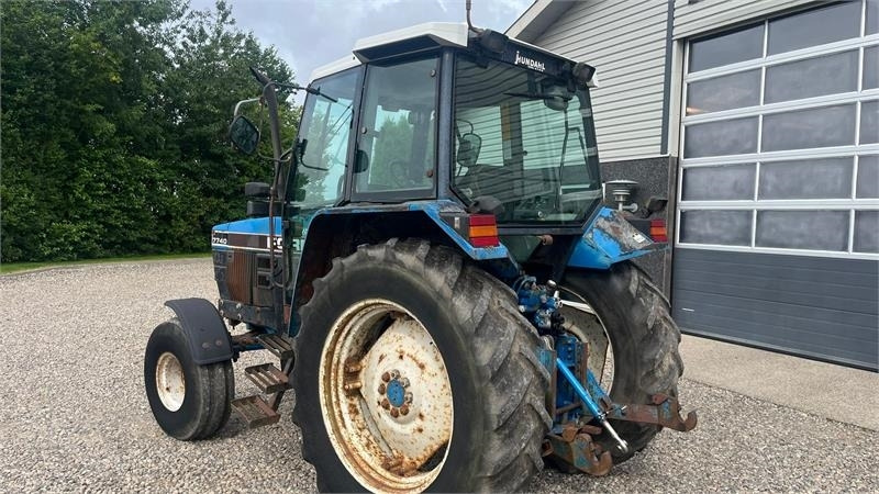 New Holland 7740 SLE Turbo Handy 2wd traktor - Tracteur agricole: photos 3 New Holland 7740 SLE Turbo Handy 2wd traktor - Tracteur agricole: photos 3