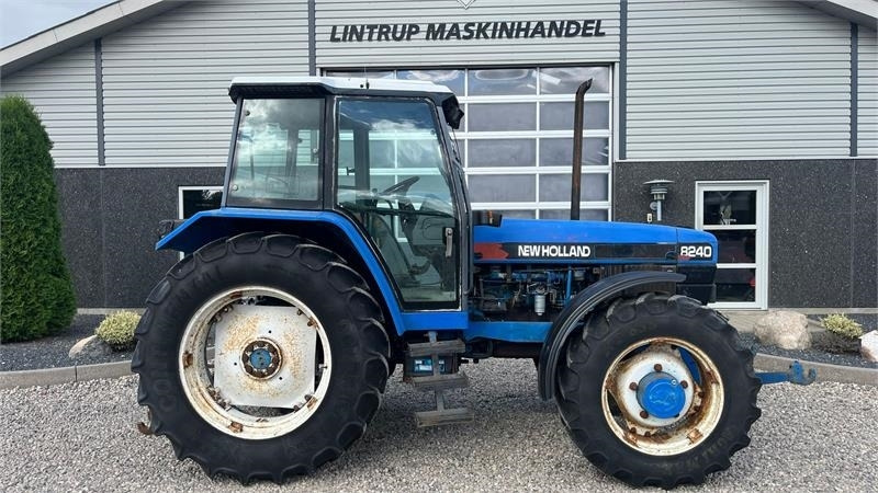 Tracteur agricole New Holland 8240 SLE Med frontlift og frontPTO: photos 7