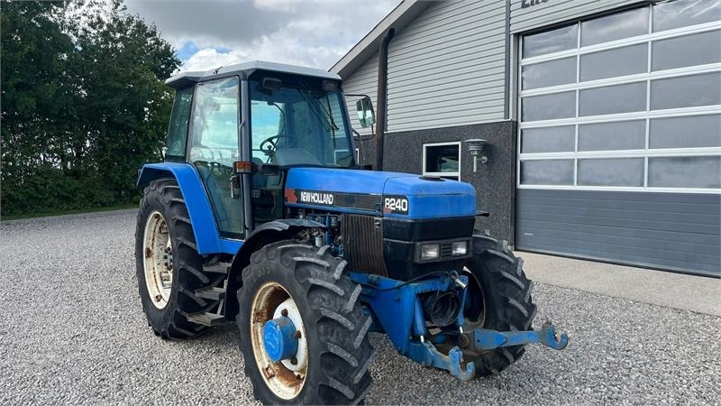 Tracteur agricole New Holland 8240 SLE Med frontlift og frontPTO: photos 16