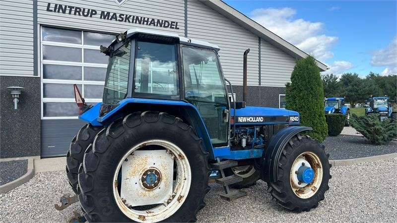 Tracteur agricole New Holland 8240 SLE Med frontlift og frontPTO: photos 12