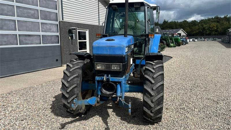 Tracteur agricole New Holland 8240 SLE Med frontlift og frontPTO: photos 9