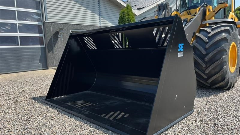 Volvo 4m3 skovl med Volvo beslag på. Den er 2.75m bred  - Chargeuse sur pneus: photos 2 Volvo 4m3 skovl med Volvo beslag på. Den er 2.75m bred  - Chargeuse sur pneus: photos 2