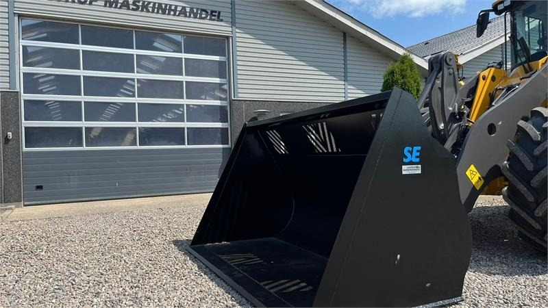 Volvo 4m3 skovl med Volvo beslag på. Den er 2.75m bred  - Chargeuse sur pneus: photos 1 Volvo 4m3 skovl med Volvo beslag på. Den er 2.75m bred  - Chargeuse sur pneus: photos 1