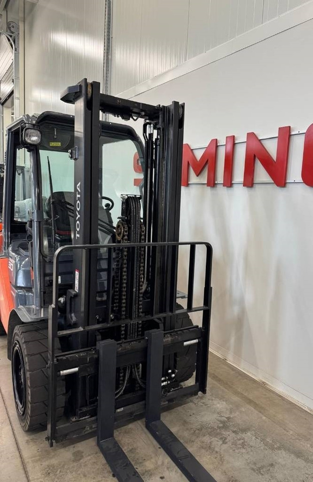 Toyota 10949 06-8FG30F - Chariot élévateur à gaz: photos 4 Toyota 10949 06-8FG30F - Chariot élévateur à gaz: photos 4