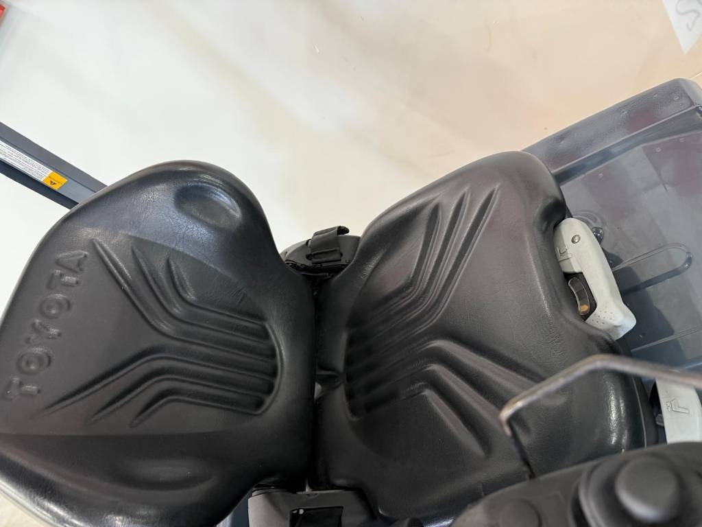 Toyota 11032 - 8FBM16T - Chariot élévateur électrique: photos 4 Toyota 11032 - 8FBM16T - Chariot élévateur électrique: photos 4