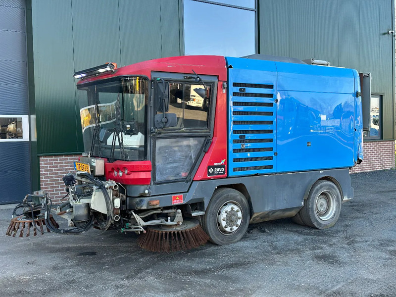 Ravo 580 VEEGMACHINE/SWEEPER!! - Balayeuse de voirie: photos 1 Ravo 580 VEEGMACHINE/SWEEPER!! - Balayeuse de voirie: photos 1