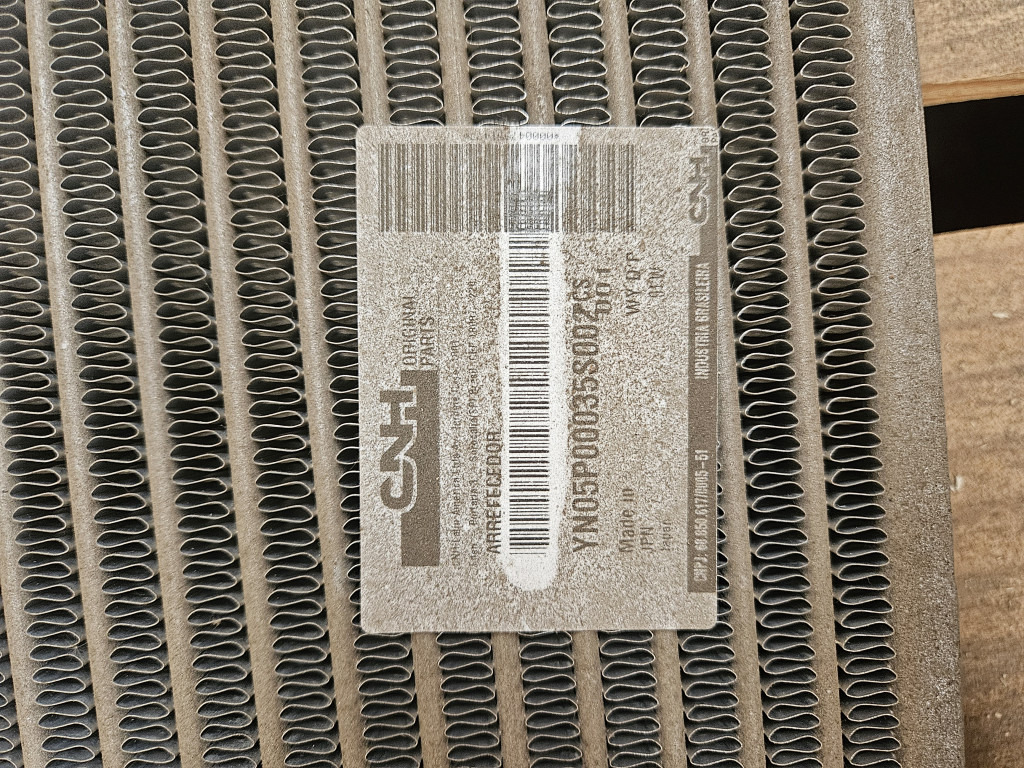 Case YN05P00035S002 - 72210131 - Radiateur d'huile pour Engins de chantier: photos 2 Case YN05P00035S002 - 72210131 - Radiateur d'huile pour Engins de chantier: photos 2