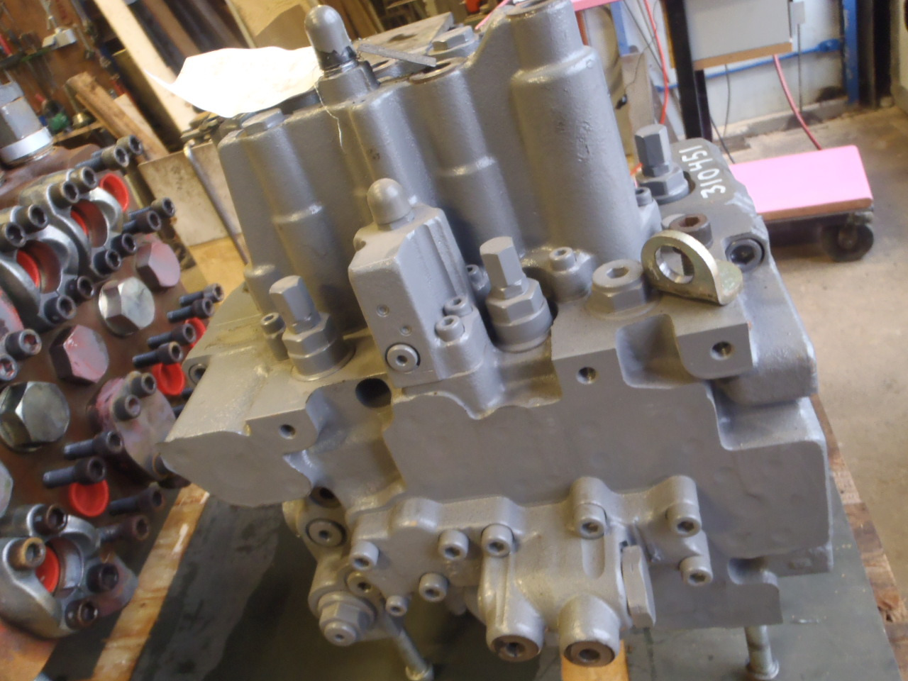 Hitachi 9208595 - 9215128 - Valve hydraulique pour Engins de chantier: photos 2 Hitachi 9208595 - 9215128 - Valve hydraulique pour Engins de chantier: photos 2