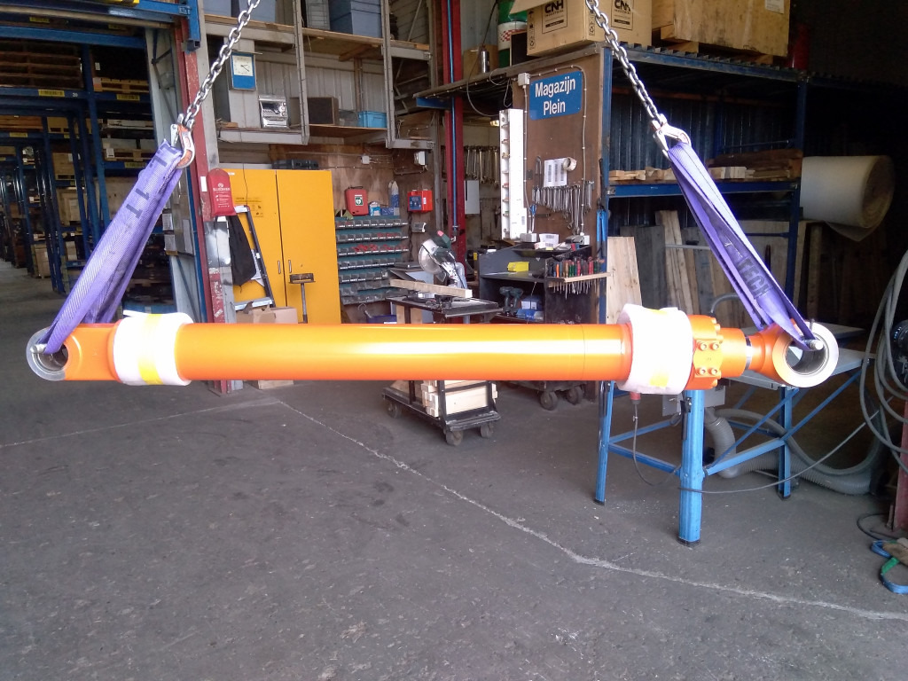Hitachi 9256994 - 4645304 - Vérin hydraulique pour Engins de chantier: photos 1 Hitachi 9256994 - 4645304 - Vérin hydraulique pour Engins de chantier: photos 1